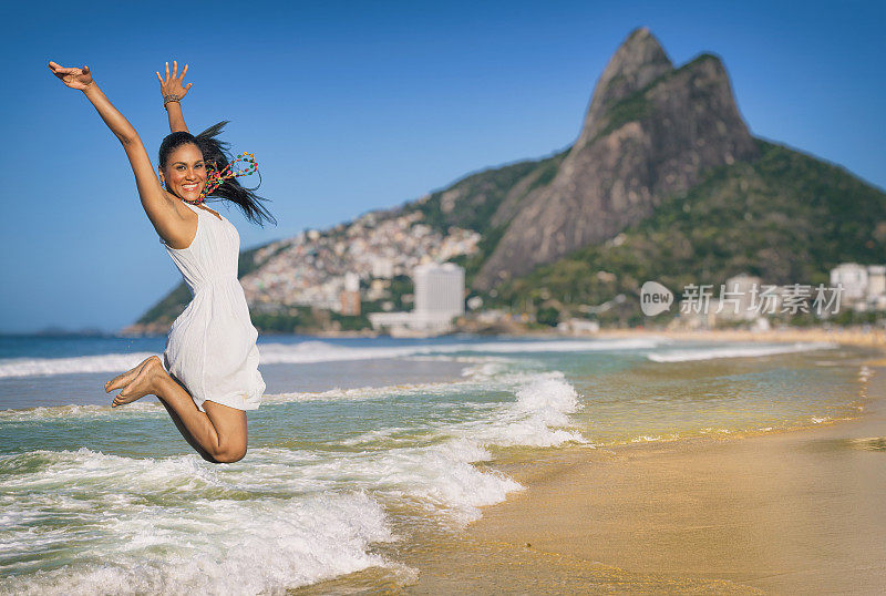 巴西女子在伊帕内玛海滩跳高在里约热内卢de Janeiro